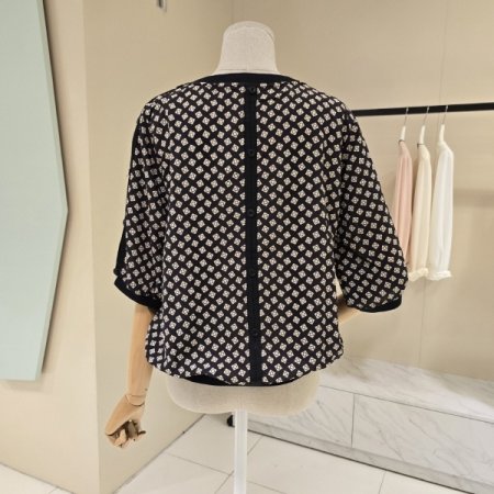 라인배색 스퀘어 라운드 블라우스