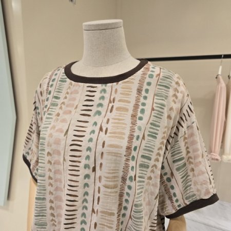 하트 프린트 라운드티셔츠