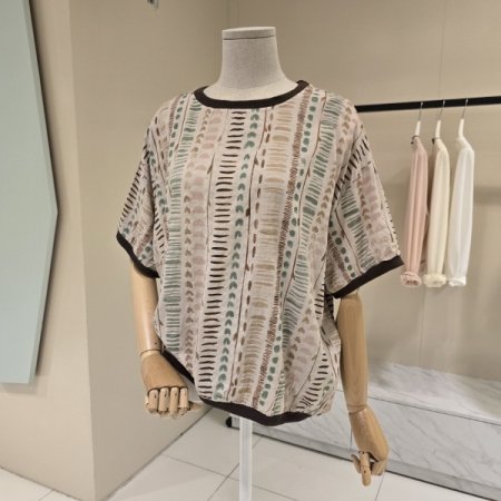 하트 프린트 라운드티셔츠