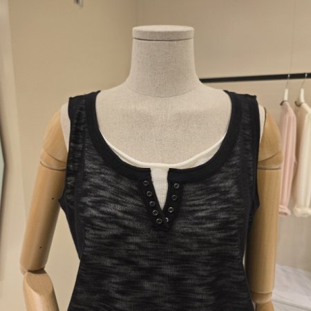 라운드 이중단추 민소매니트