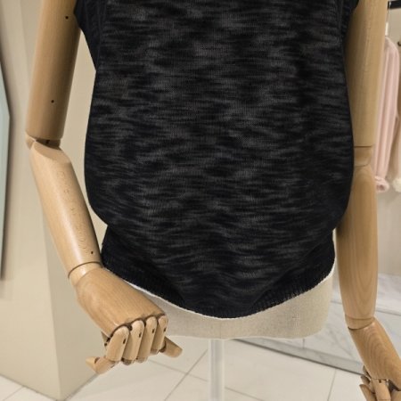 라운드 이중단추 민소매니트