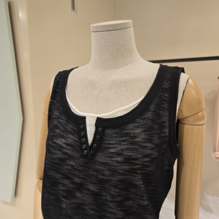 라운드 이중단추 민소매니트