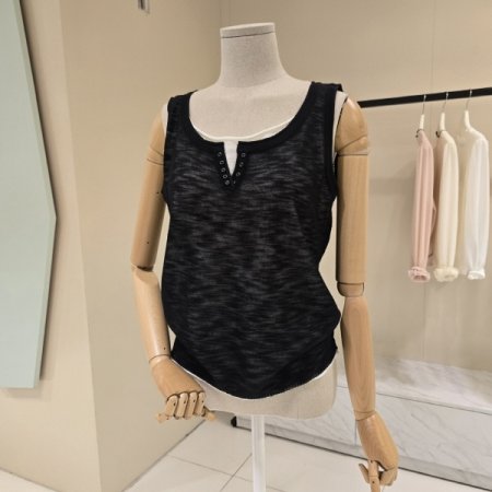 라운드 이중단추 민소매니트