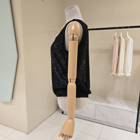 라운드 이중단추 민소매니트