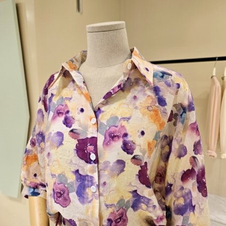 박시핏 퍼플 플라워 큐빅 블라우스