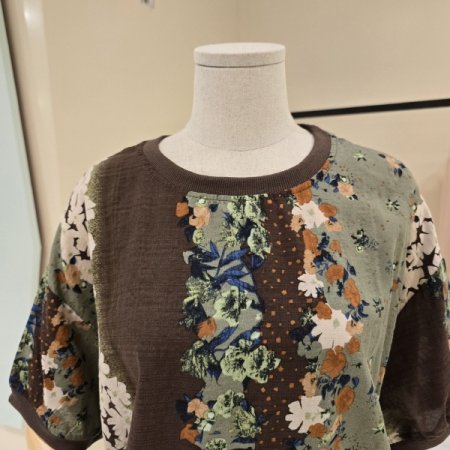 잔꽃배색 박시핏 라운드티셔츠