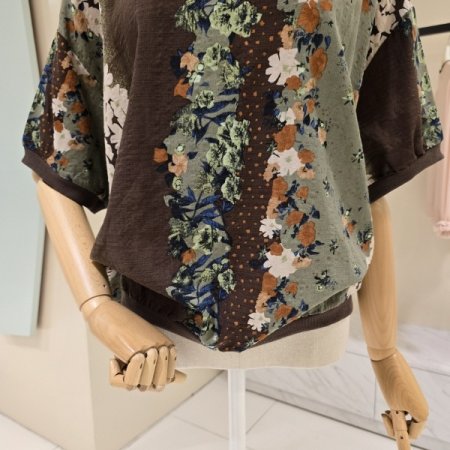 잔꽃배색 박시핏 라운드티셔츠