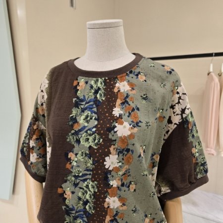 잔꽃배색 박시핏 라운드티셔츠