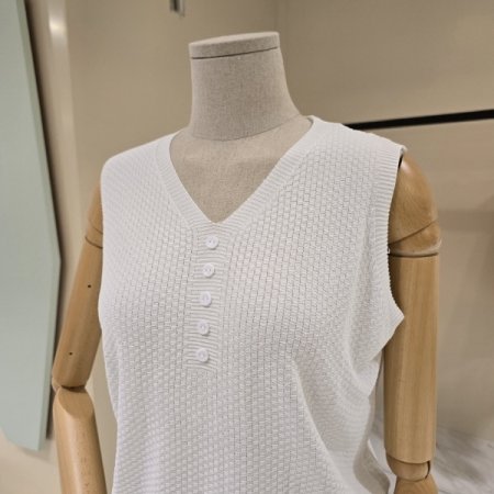 단추 브이넥 민소매니트