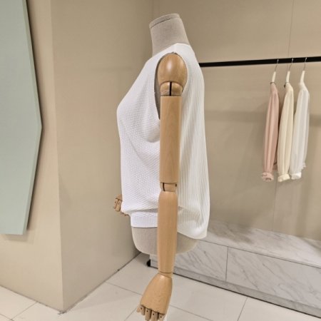 단추 브이넥 민소매니트