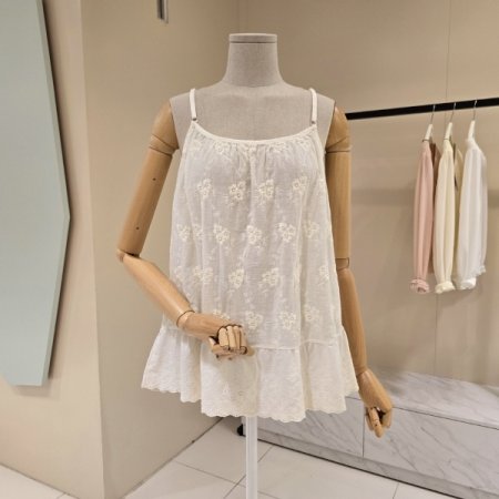 꽃자수 디테일 민소매 티셔츠