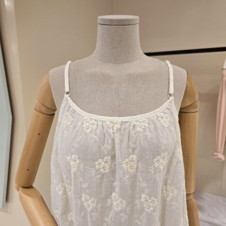 꽃자수 디테일 민소매 티셔츠