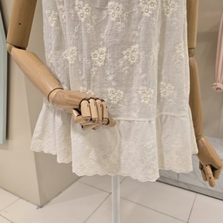 꽃자수 디테일 민소매 티셔츠