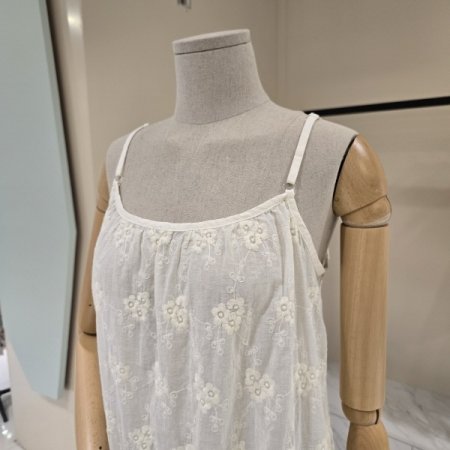 꽃자수 디테일 민소매 티셔츠