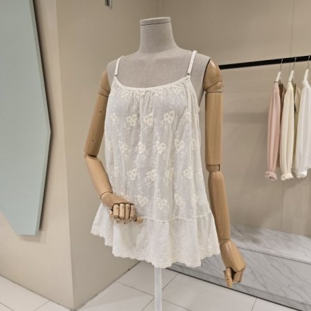 꽃자수 디테일 민소매 티셔츠