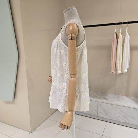 꽃자수 디테일 민소매 티셔츠