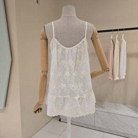 꽃자수 디테일 민소매 티셔츠