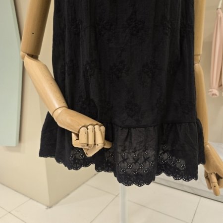 민소매 자수 포인트 티셔츠