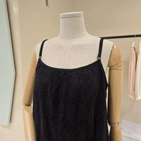 민소매 자수 포인트 티셔츠