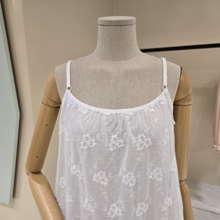 어깨끈 자수 민소매티셔츠