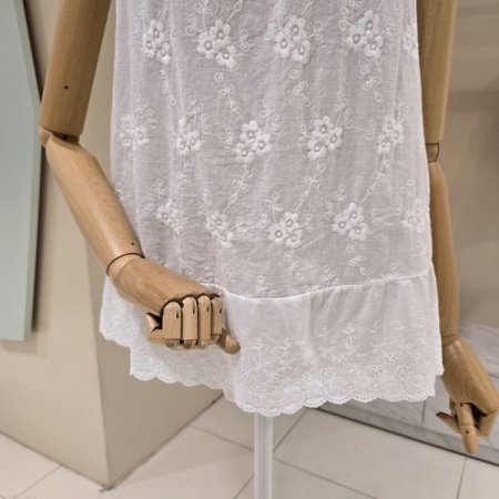 어깨끈 자수 민소매티셔츠