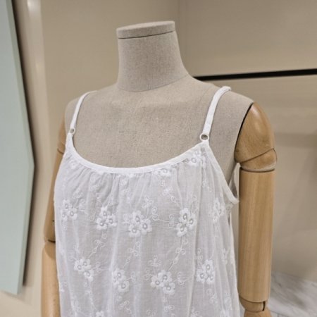 어깨끈 자수 민소매티셔츠