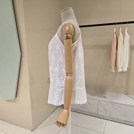 어깨끈 자수 민소매티셔츠