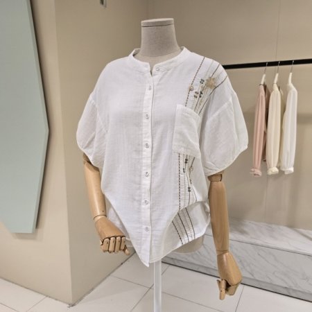 라인꽃 디테일 라운드 블라우스