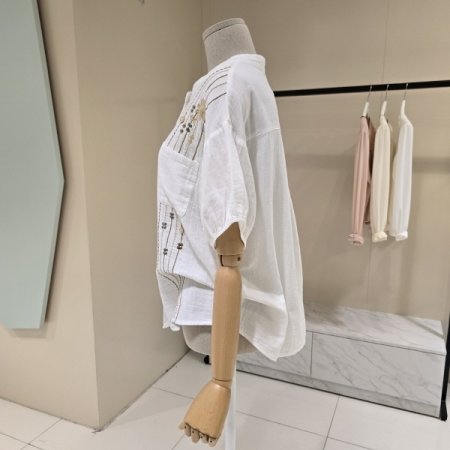 라인꽃 디테일 라운드 블라우스