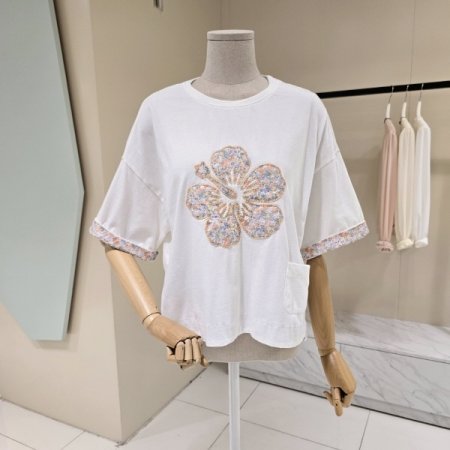 꽃잎 패치 라운드 티셔츠