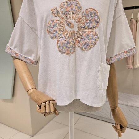 꽃잎 패치 라운드 티셔츠