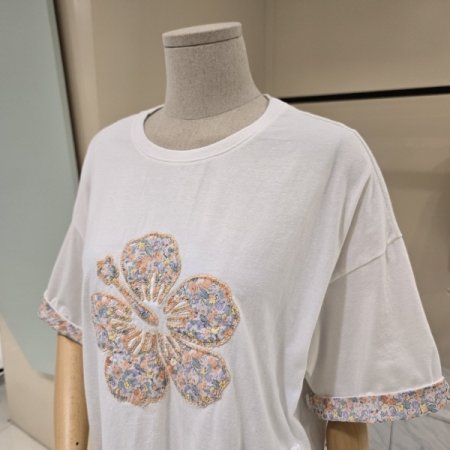 꽃잎 패치 라운드 티셔츠