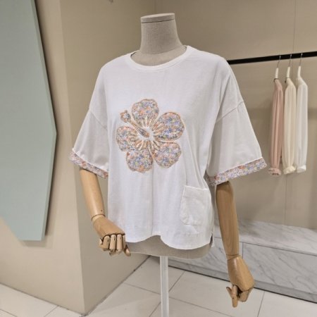 꽃잎 패치 라운드 티셔츠