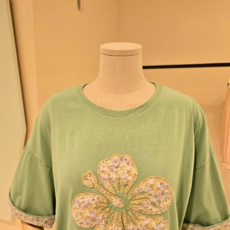 라운드 꽃잎패치 레터링 티셔츠