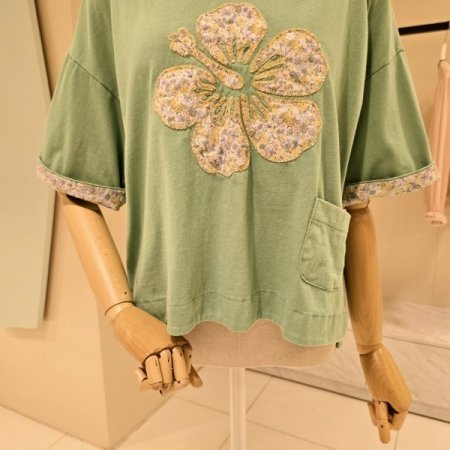 라운드 꽃잎패치 레터링 티셔츠