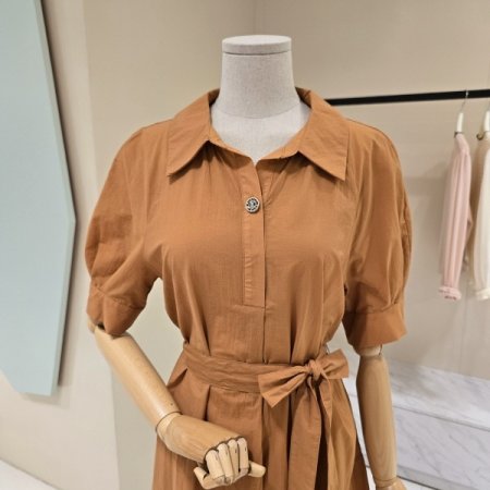 볼륨소매 벨티드 카라 원피스