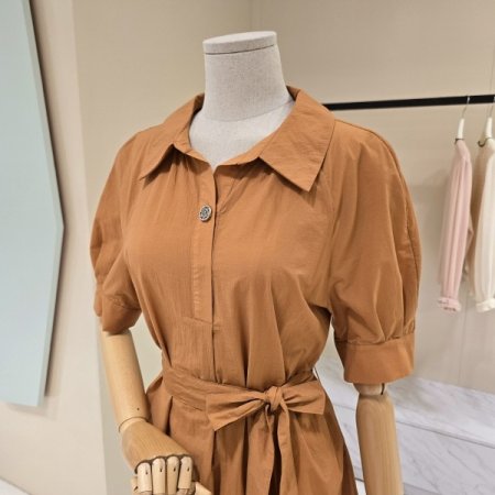 볼륨소매 벨티드 카라 원피스