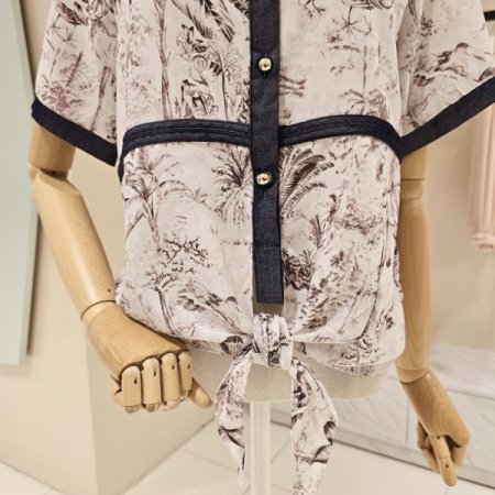 나염 배색 디테일 카라블라우스