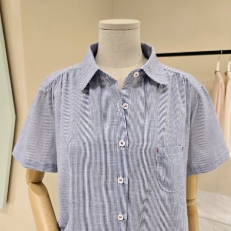 셔링 디테일 잔줄 카라블라우스