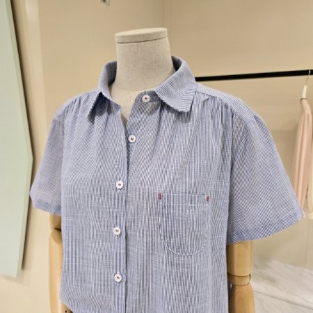 셔링 디테일 잔줄 카라블라우스