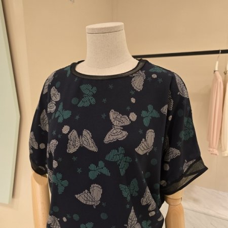 나비 망사라인 라운드블라우스