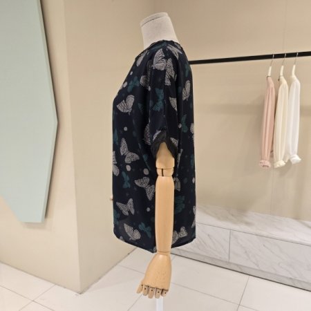 나비 망사라인 라운드블라우스