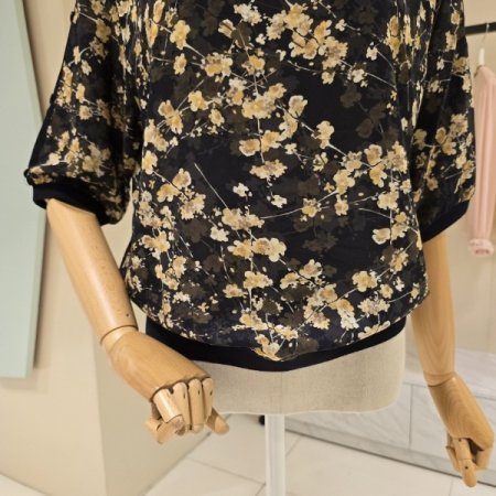 매화 프린트 라운드 블라우스