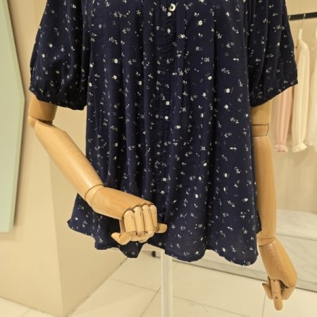 잔꽃 라운드 셔링 블라우스