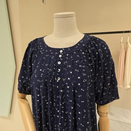 잔꽃 라운드 셔링 블라우스