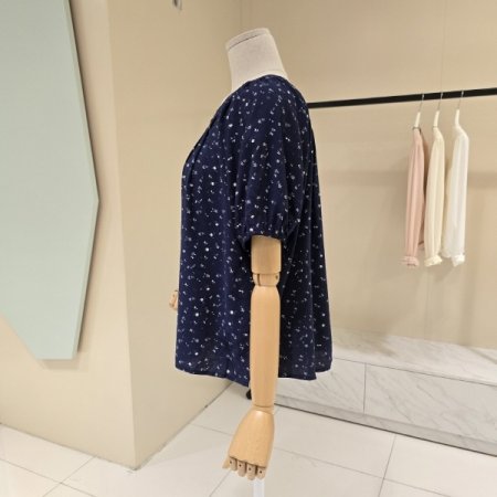 잔꽃 라운드 셔링 블라우스