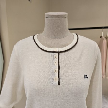 넥라인 단추 라운드 니트