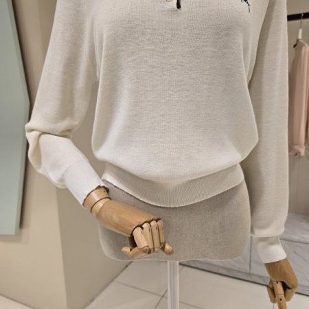 넥라인 단추 라운드 니트