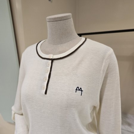 넥라인 단추 라운드 니트