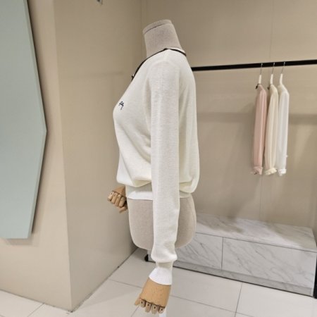 넥라인 단추 라운드 니트